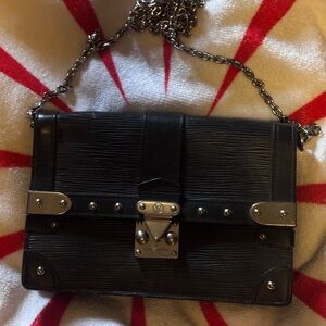 LV EPI TRUNK CHAIN WALLET IN BLACK